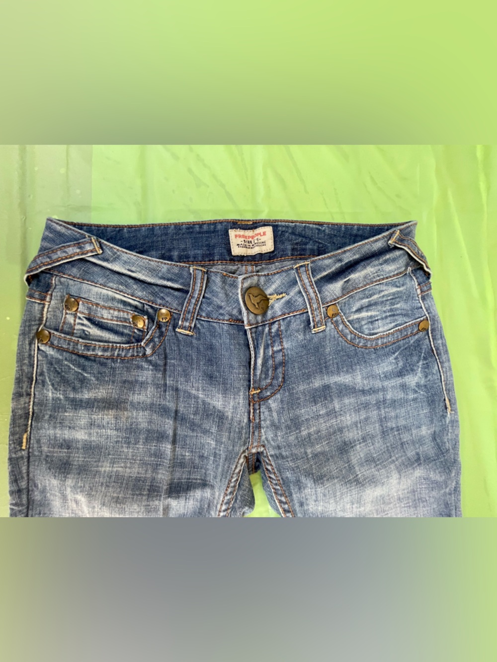 LOW RISE VINTAGE FREE PEOPLE ,BOOT LEG LIGHT WASH JEANS SIZE 24 - Picture 7 of 8